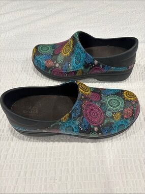 CROCS Neria Pro II Black Slip-On Clogs with Multicolor Mandala Print
Size 9